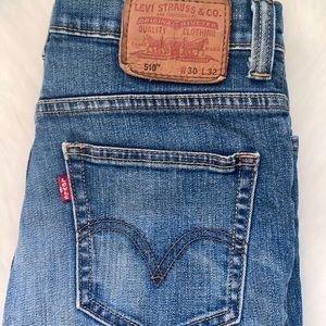 Vintage Levi’s 510 mid rise super skinny (size 30x32, runs small fits size 1-4)